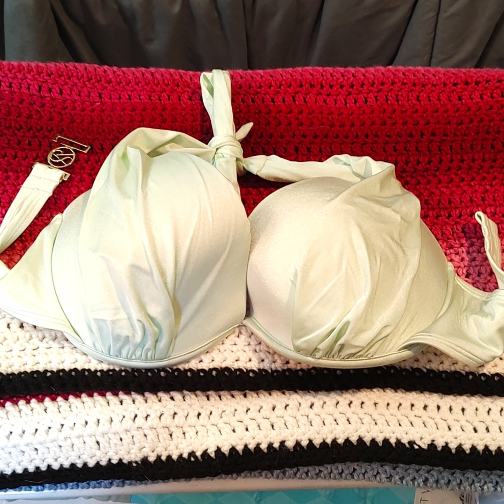 Light mint green Victoria's Secret bikini top size 34DD